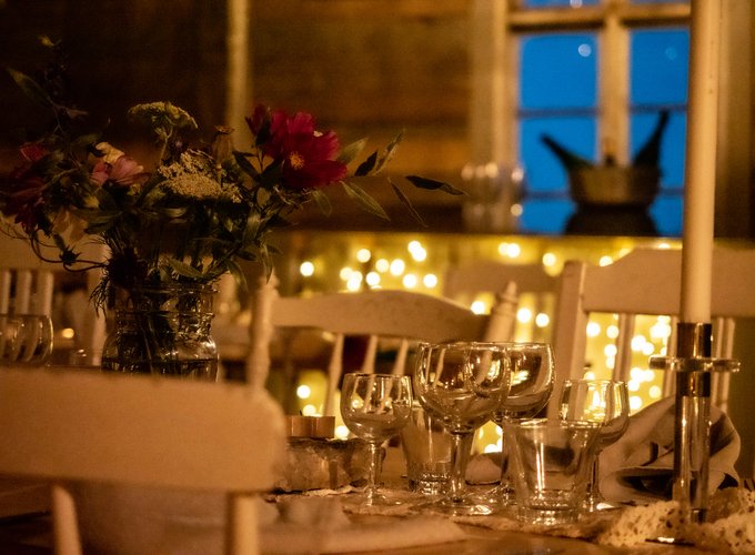 Bröllopsdukning Örbäck Systrar lada i Östergötland
